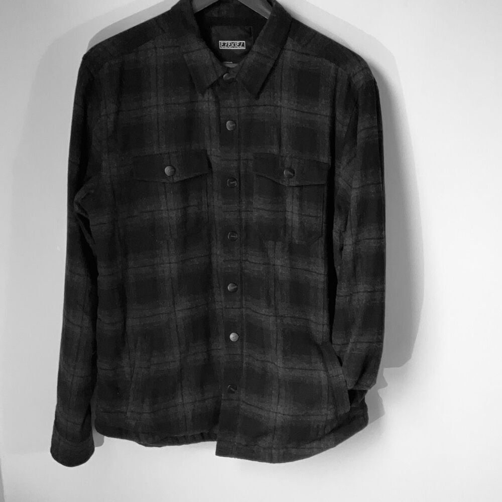 Ezekiel Grey and Black Buffalo Plaid Flannel Snap Up Shacket, Medium. Pockets!